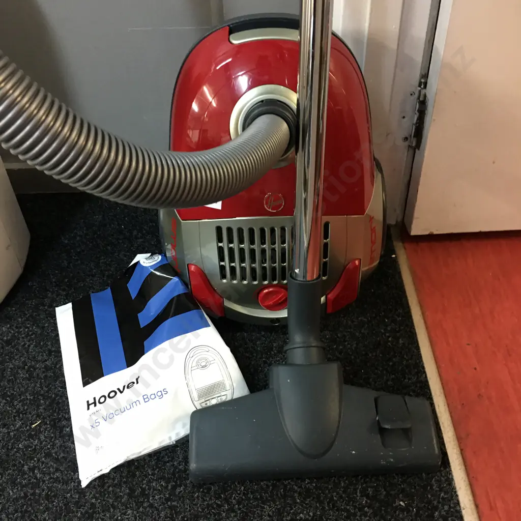 Hoover Smart Vacuum Cleaner, 2000W Image 1++
