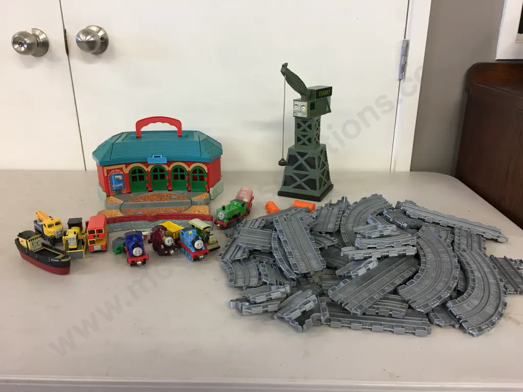 Vintage Take Along Thomas & Friends - Work & Play Roundhouse, Trains, Butch, Bulgy, Cranky The Crane, Extra Track Etc Image 1++