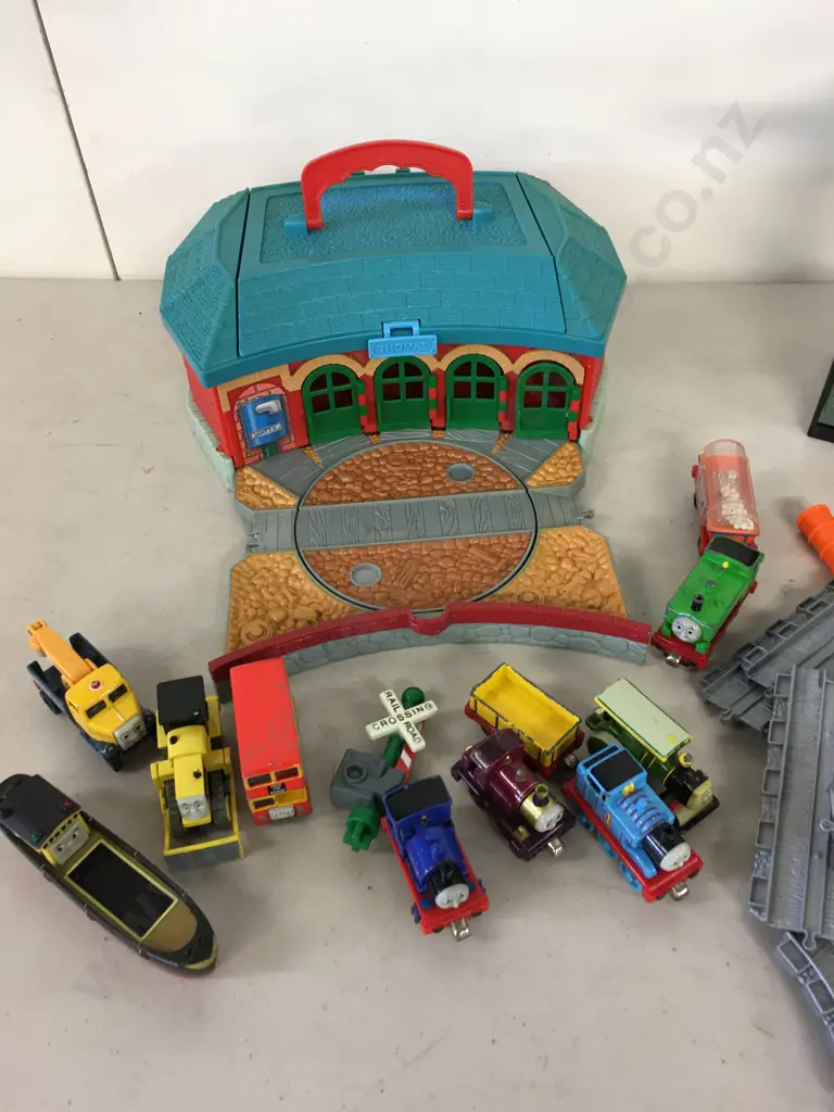 Vintage Take Along Thomas & Friends - Work & Play Roundhouse, Trains, Butch, Bulgy, Cranky The Crane, Extra Track Etc Image 1++
