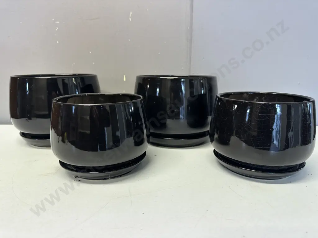 Black Round Planter Pots With Saucers Image 1++