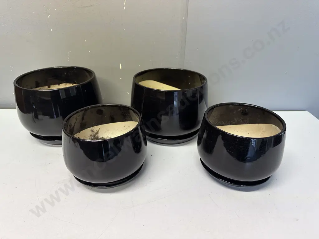 Black Round Planter Pots With Saucers Image 1++