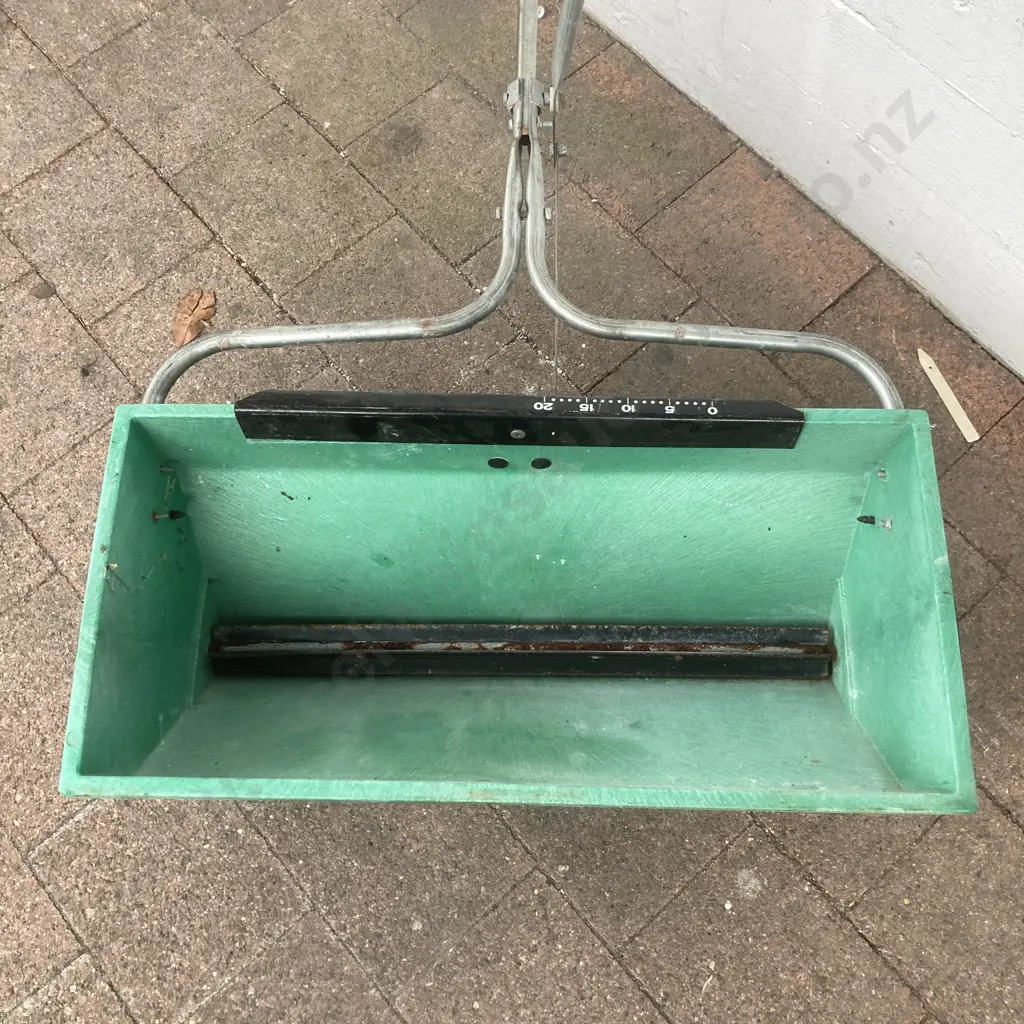 Red Devil (USA) Fertiliser Spreader Image 1++