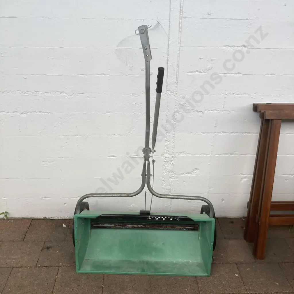 Red Devil (USA) Fertiliser Spreader Image 1++