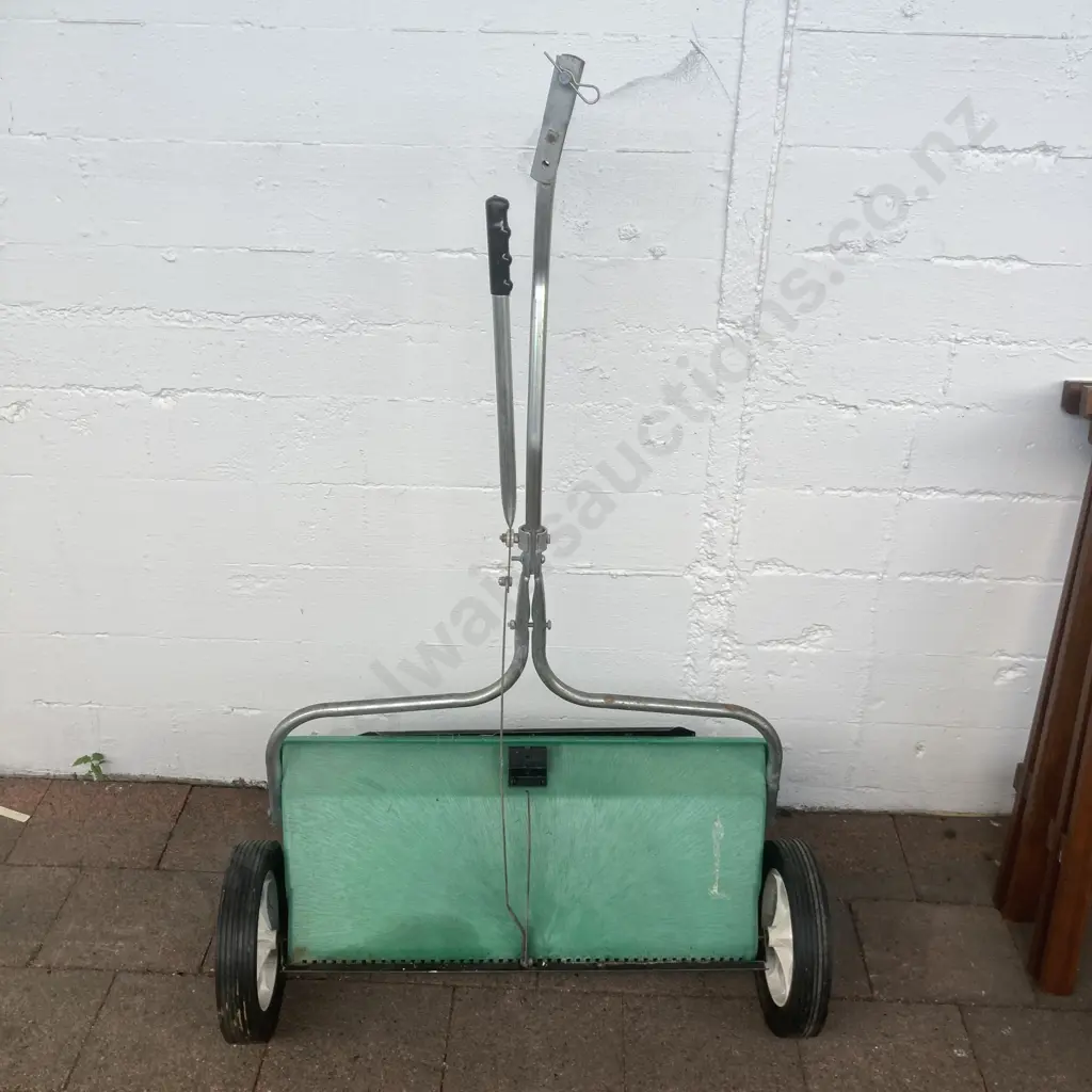 Red Devil (USA) Fertiliser Spreader Image 1++