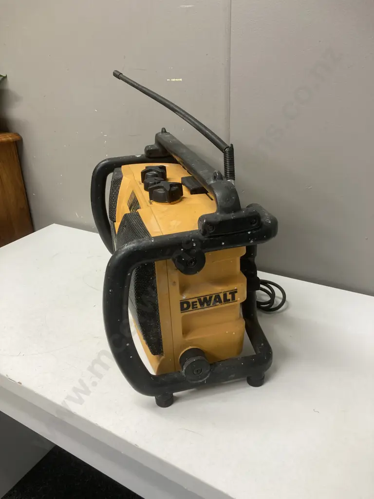 DeWalt Worksite Radio & Battery Charger Image 1++