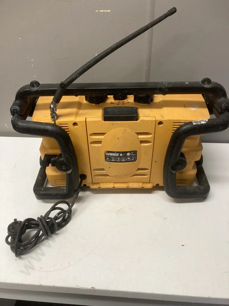 DeWalt Worksite Radio & Battery Charger Image 1++