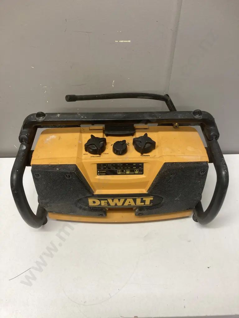 DeWalt Worksite Radio & Battery Charger Image 1++