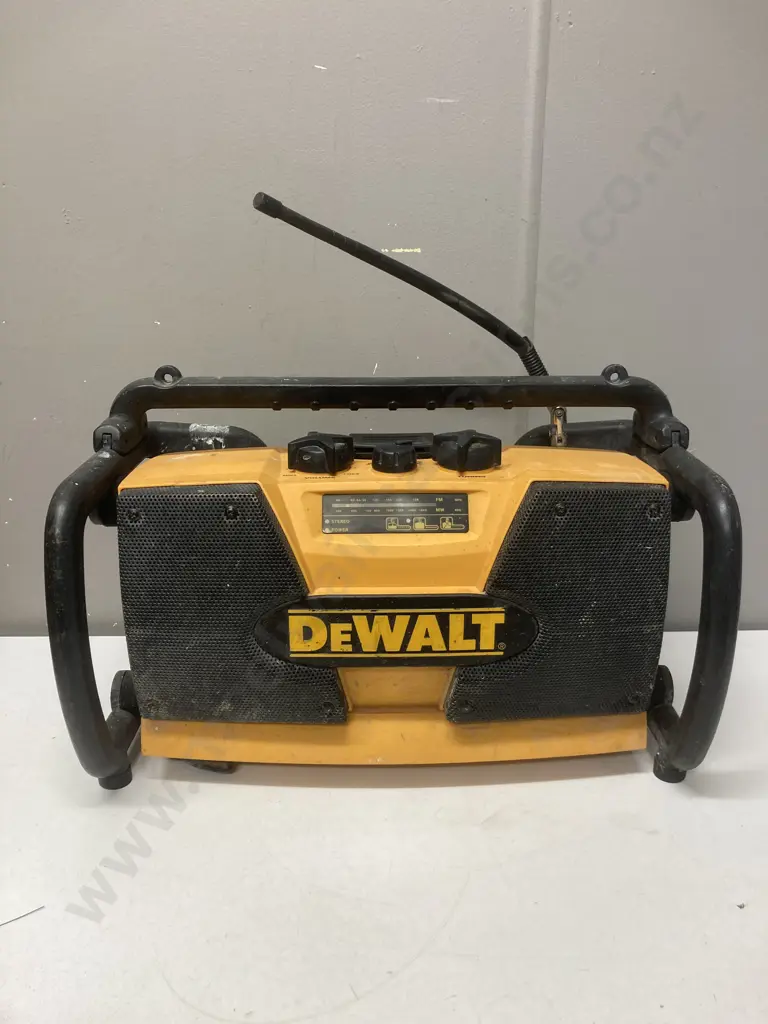 DeWalt Worksite Radio & Battery Charger Image 1++