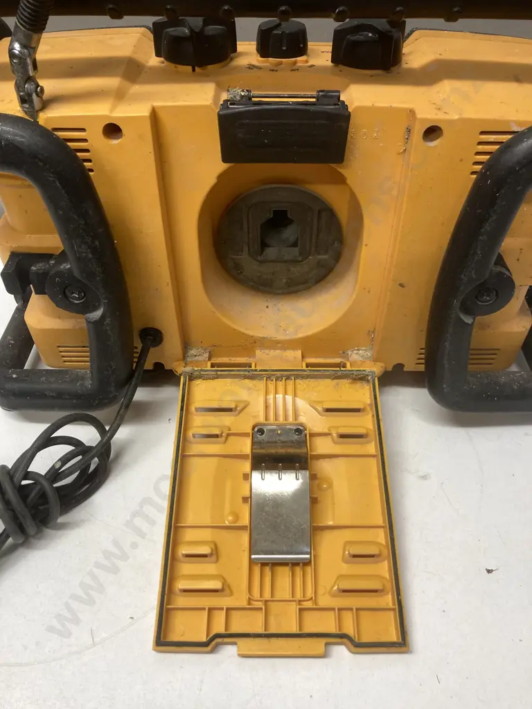 DeWalt Worksite Radio & Battery Charger Image 1++