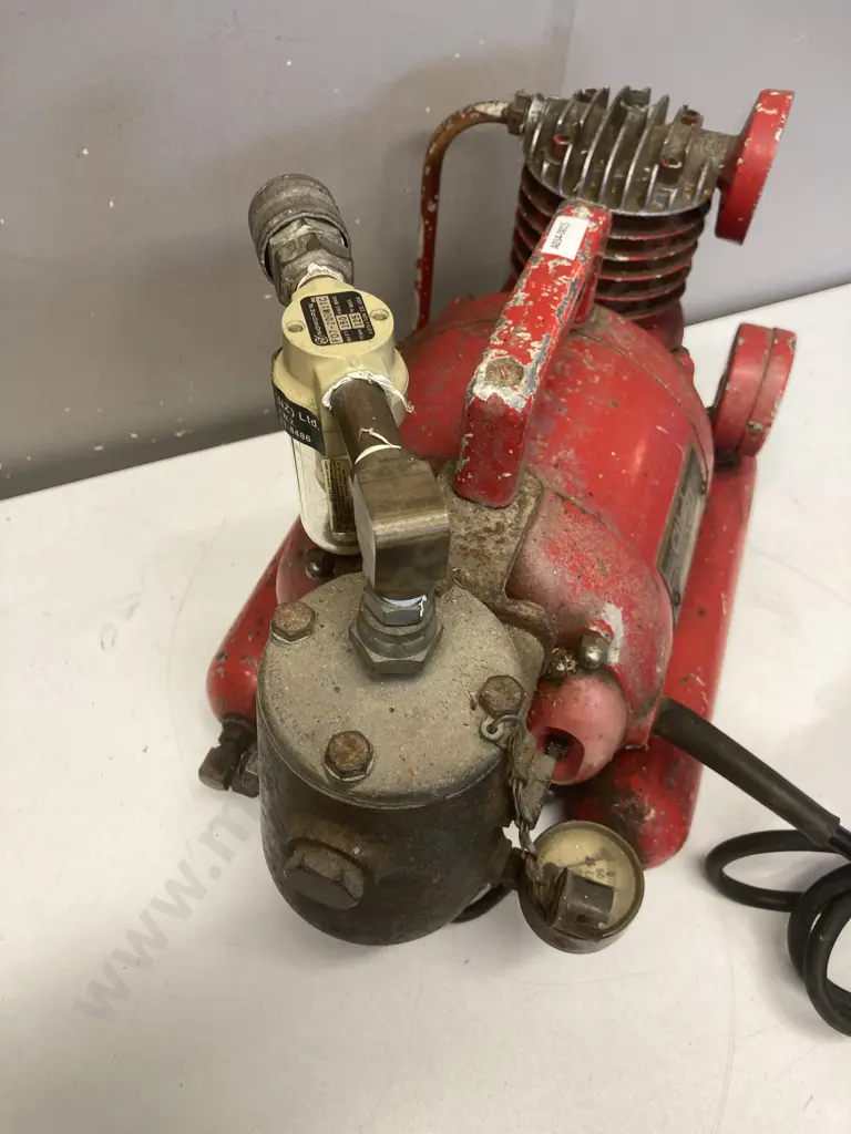 Rare  Vintage Clisby Toughie Australian Made Portable Air Compressor. Serial #570788 Image 1++