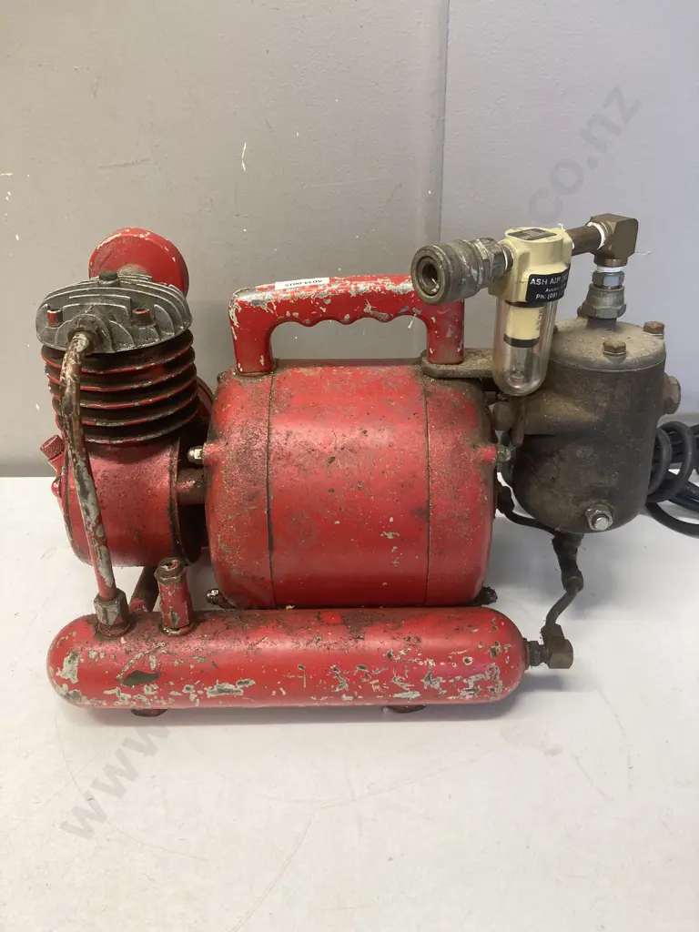 Rare  Vintage Clisby Toughie Australian Made Portable Air Compressor. Serial #570788 Image 1++