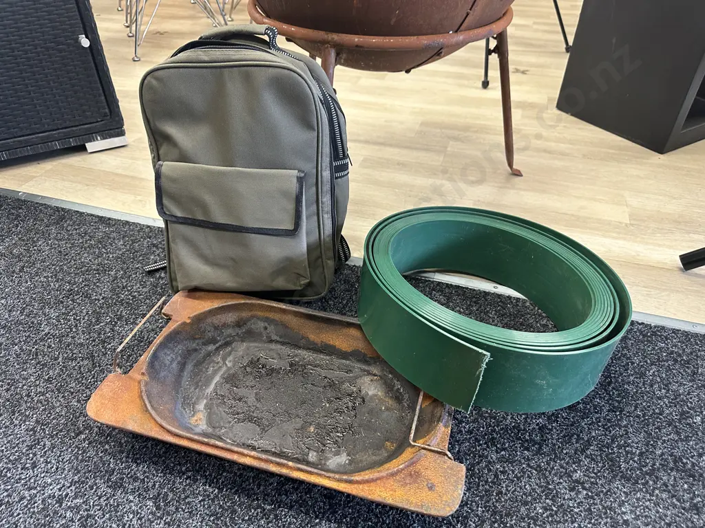 Backpack Picnic Set, Cast Iron Pan & Roll Green Plastic Strap Image 1++