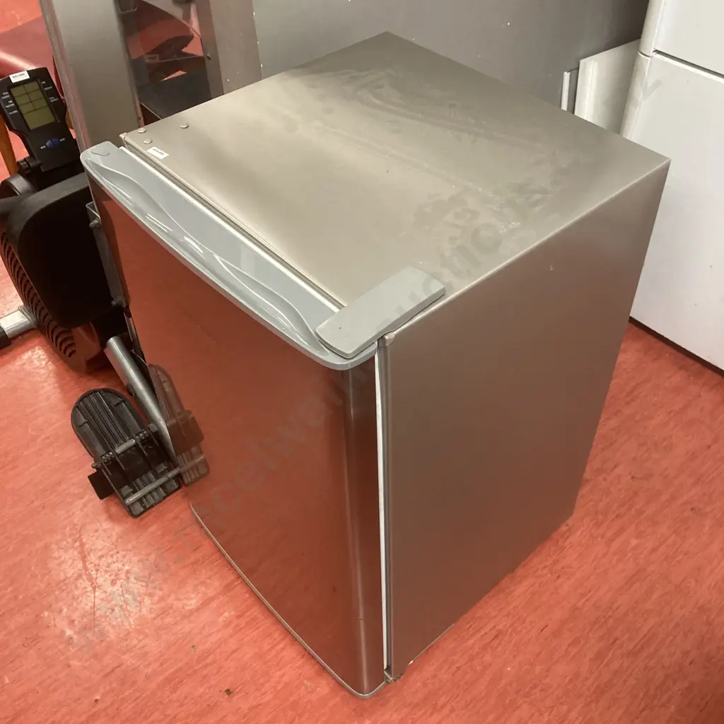 Fisher & Paykel Bar Fridge - Model P 120RS Image 1++
