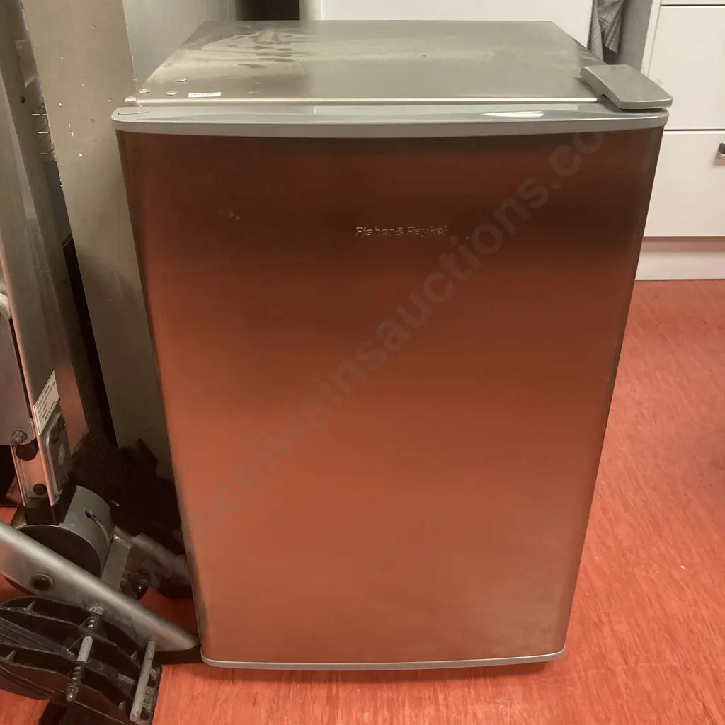 Fisher & Paykel Bar Fridge - Model P 120RS Image 1++