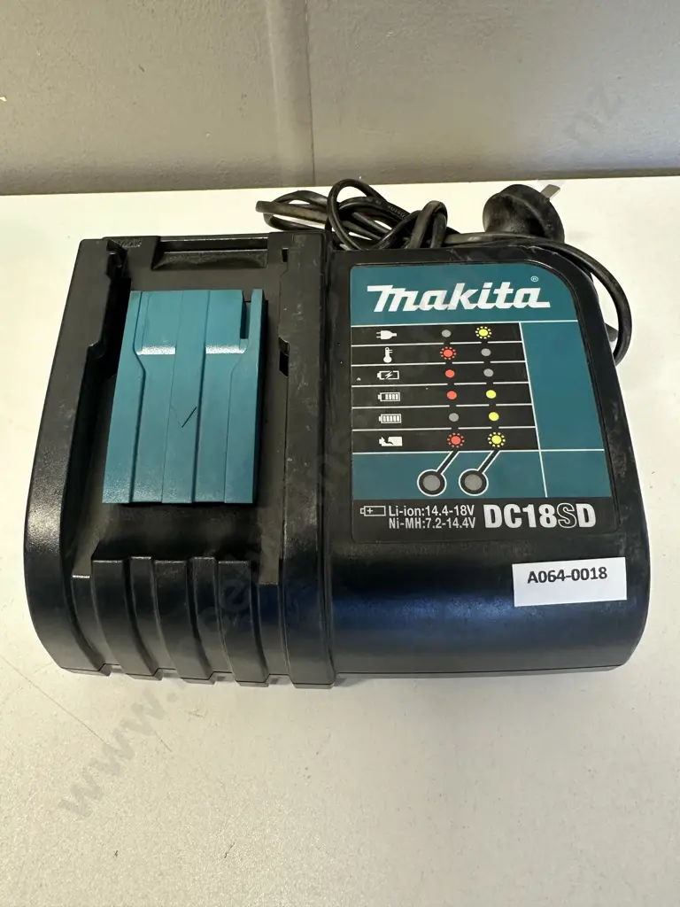 Makita DC18SD Battery Charger Image 1++