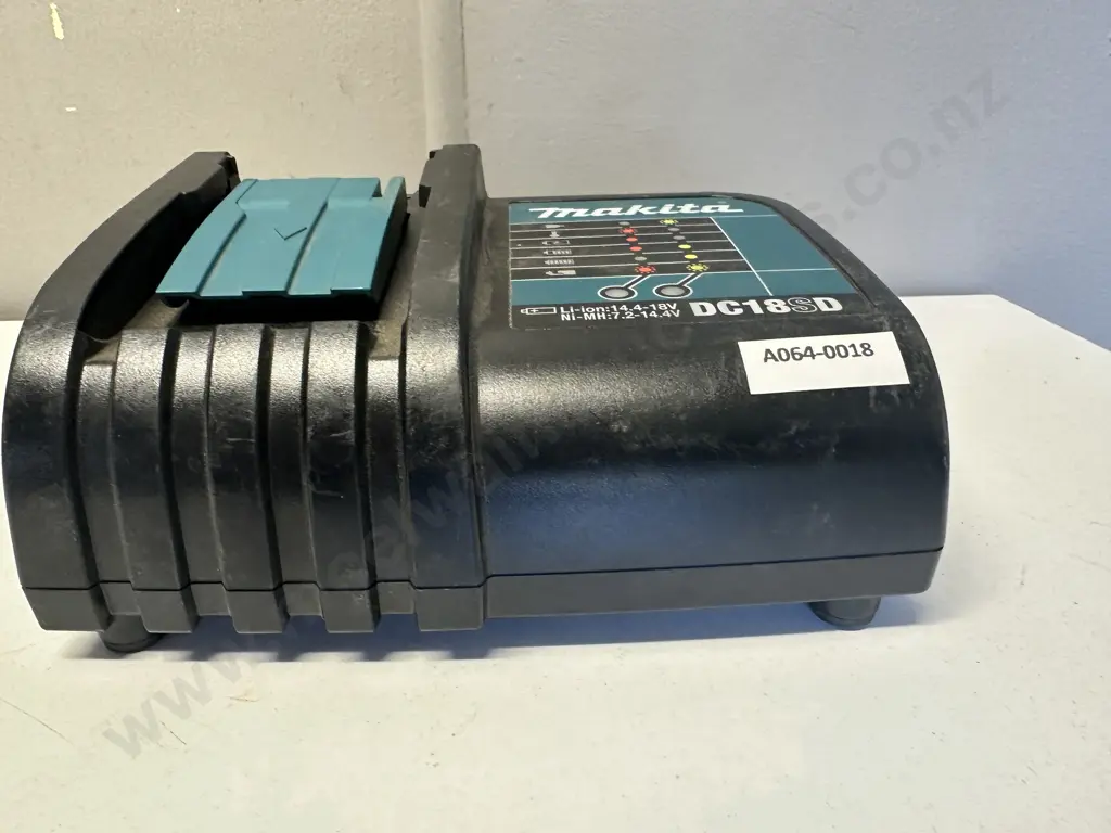 Makita DC18SD Battery Charger Image 1++