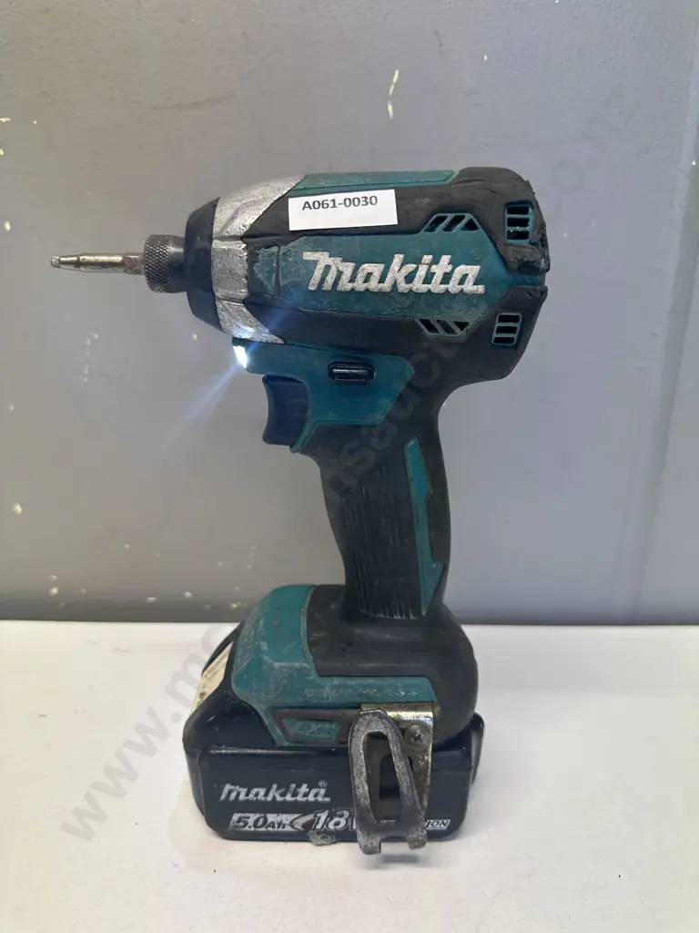 Makita DTD153 18V LXT Brushless Impact Driver Skin & 5.0Ah Battery Image 1++