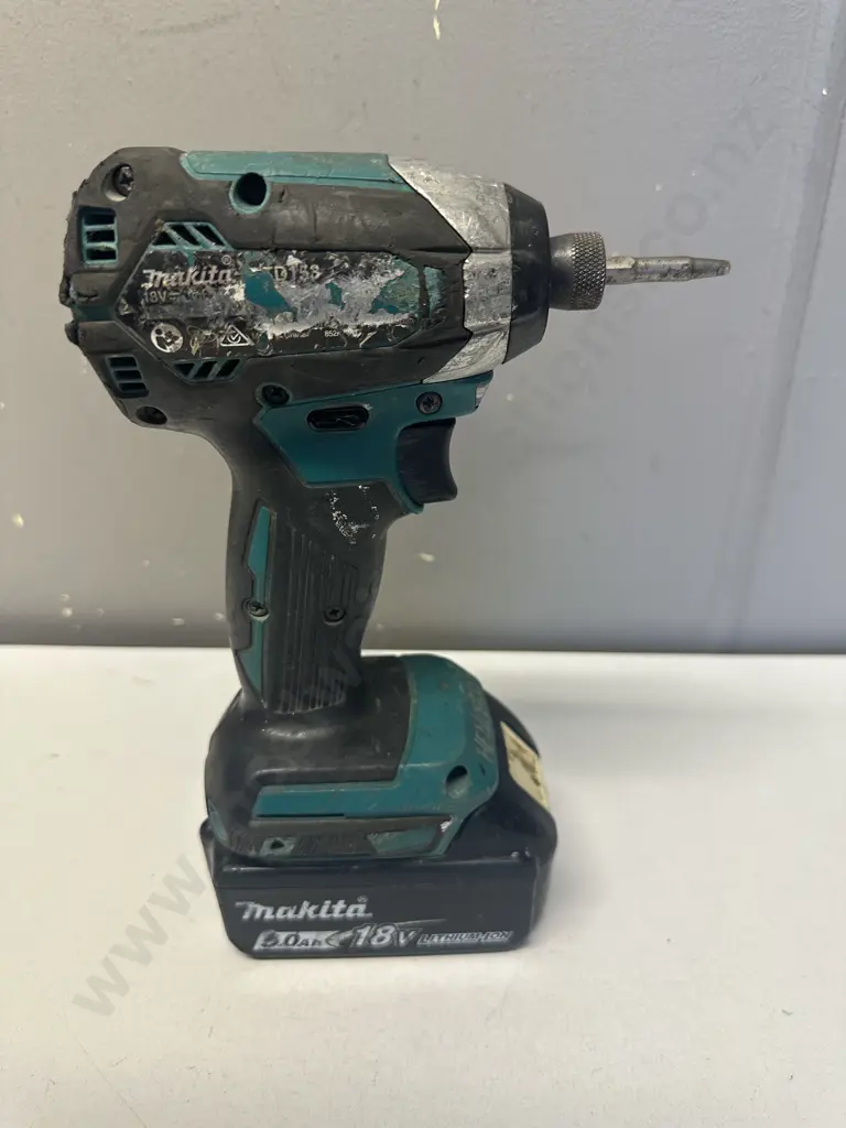 Makita DTD153 18V LXT Brushless Impact Driver Skin & 5.0Ah Battery Image 1++