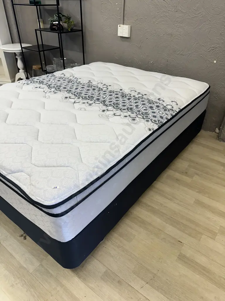 Sleepyhead Chiropractic Cardrona Queen Size Mattress & Base Image 1++