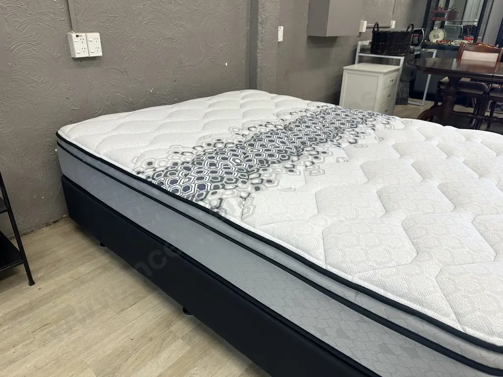 Sleepyhead Chiropractic Cardrona Queen Size Mattress & Base Image 1++