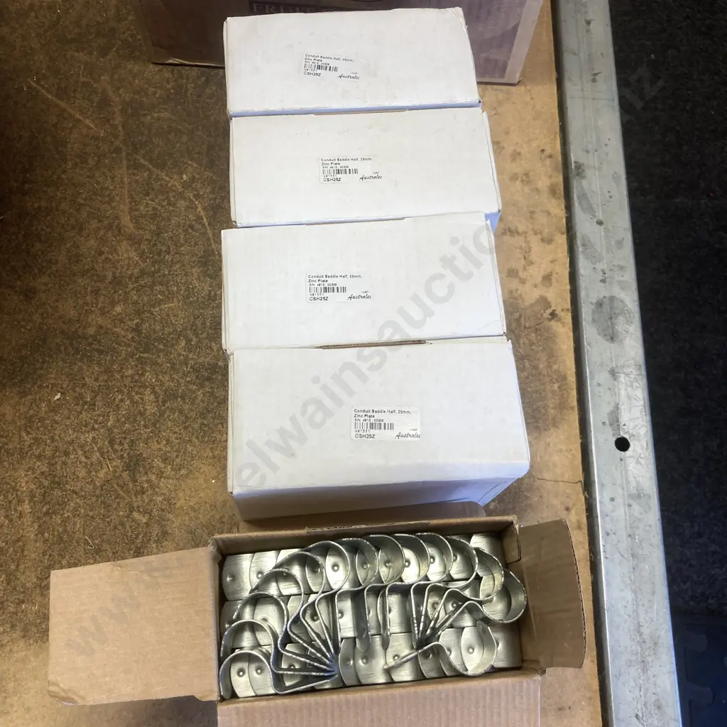 Conduit Saddles Half, 25mm, Zinc Plate, 5 x Boxes Image 1++