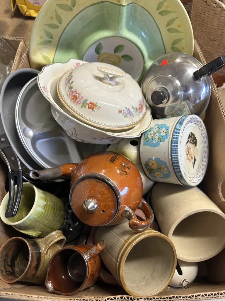 Box Of Pottery & Crockery Items Image 1++