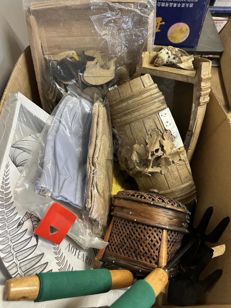 Box Of Sundries Including Clock, Gardening Items Etc Image 1++