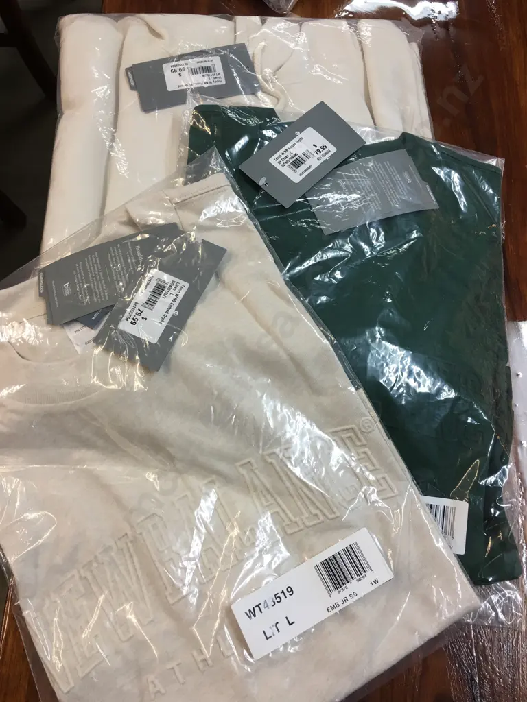New Balance Hoodie Linen Colour, Green Embossed, Linen Embossed Tee Shirts, Size L Image 1++