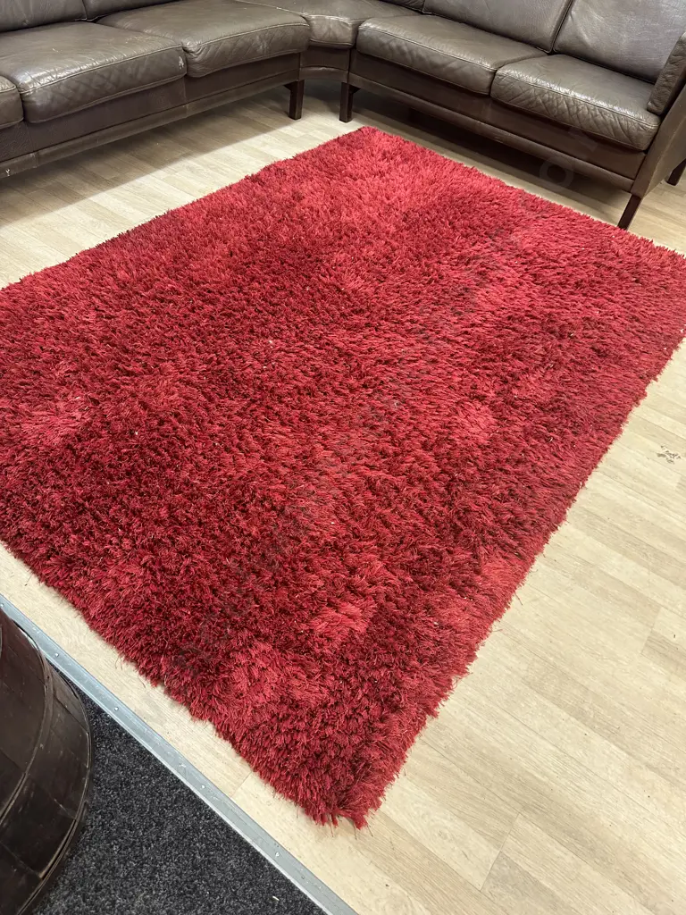 Red Shaggy Floor Rug. 163 x 234cm Image 1++