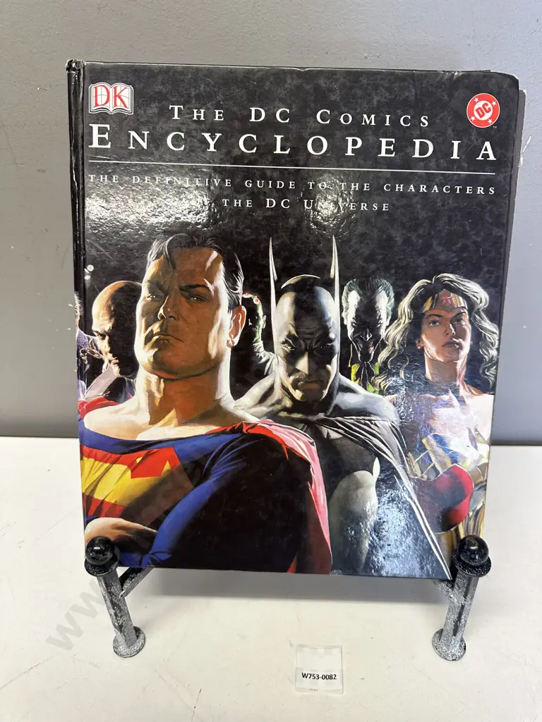 The DC Comics Encyclopedia-The Definitive Guide to the Characters of DC Universe - 2004 Dorling Kindersley Publishing Image 1++