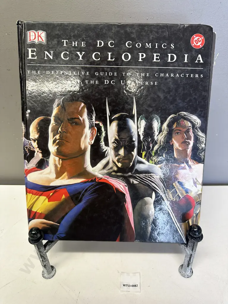 The DC Comics Encyclopedia-The Definitive Guide to the Characters of DC Universe - 2004 Dorling Kindersley Publishing Image 1++