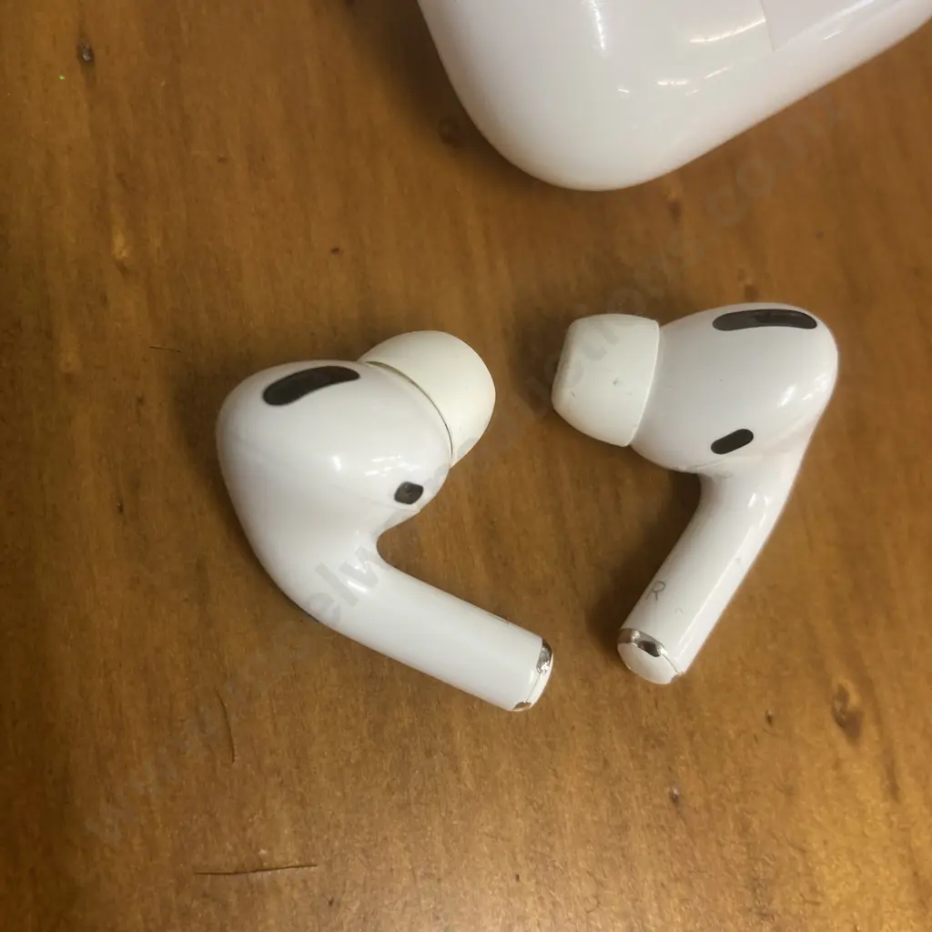AirPods Pro 1 (A2084) With Charging Case Image 1++