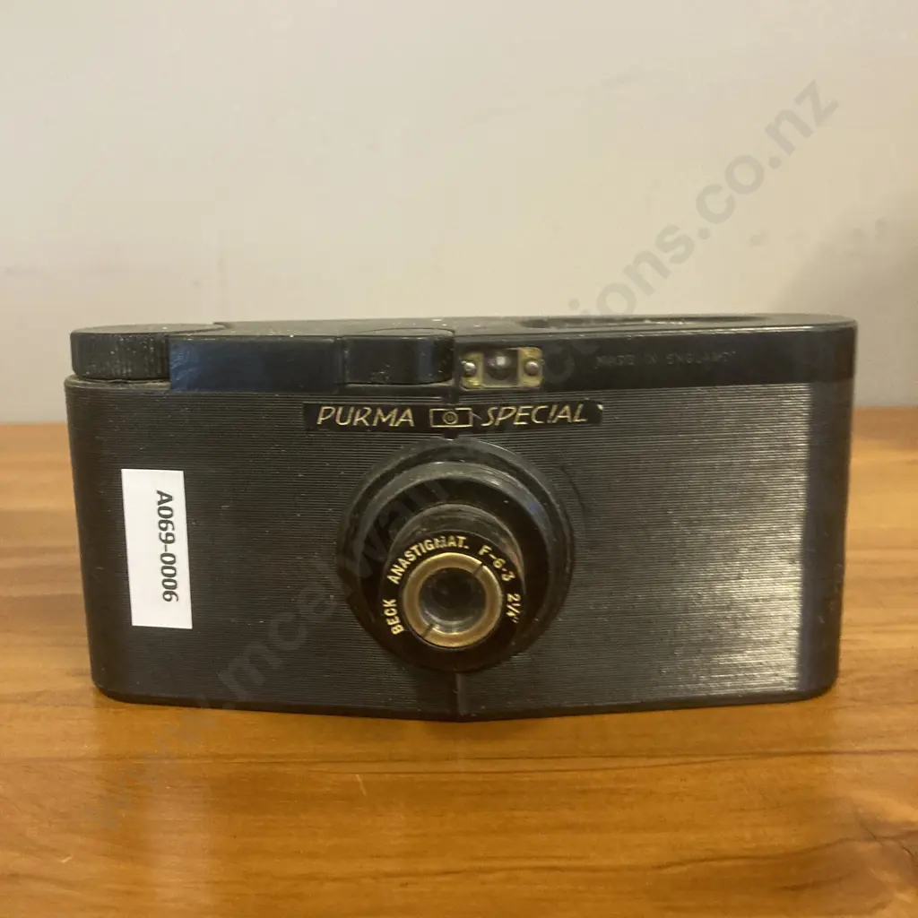 Purma Special Bakelite Snapshot Camera, 127 Roll Film - Made In England 1937 to 1951 Image 1++