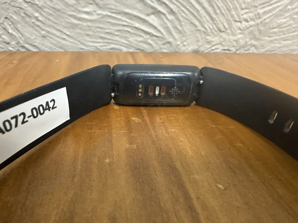 Fit Bit Watch With Black Strap Image 1++