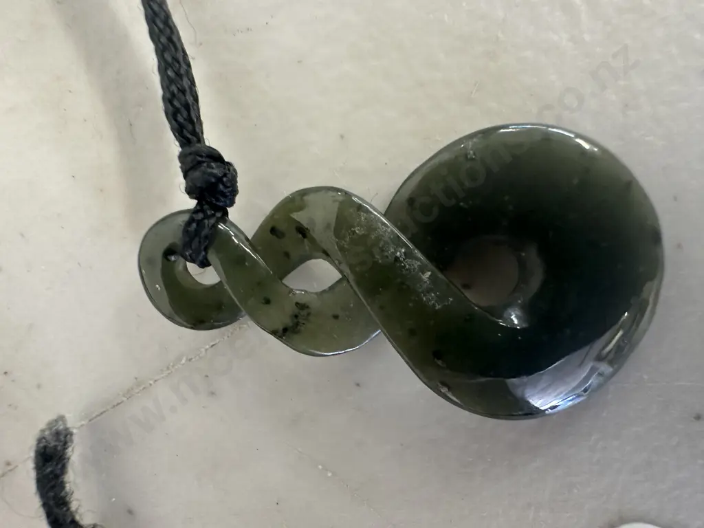 Greenstone Pendant On Plaited Neckace L4cm. Image 1++