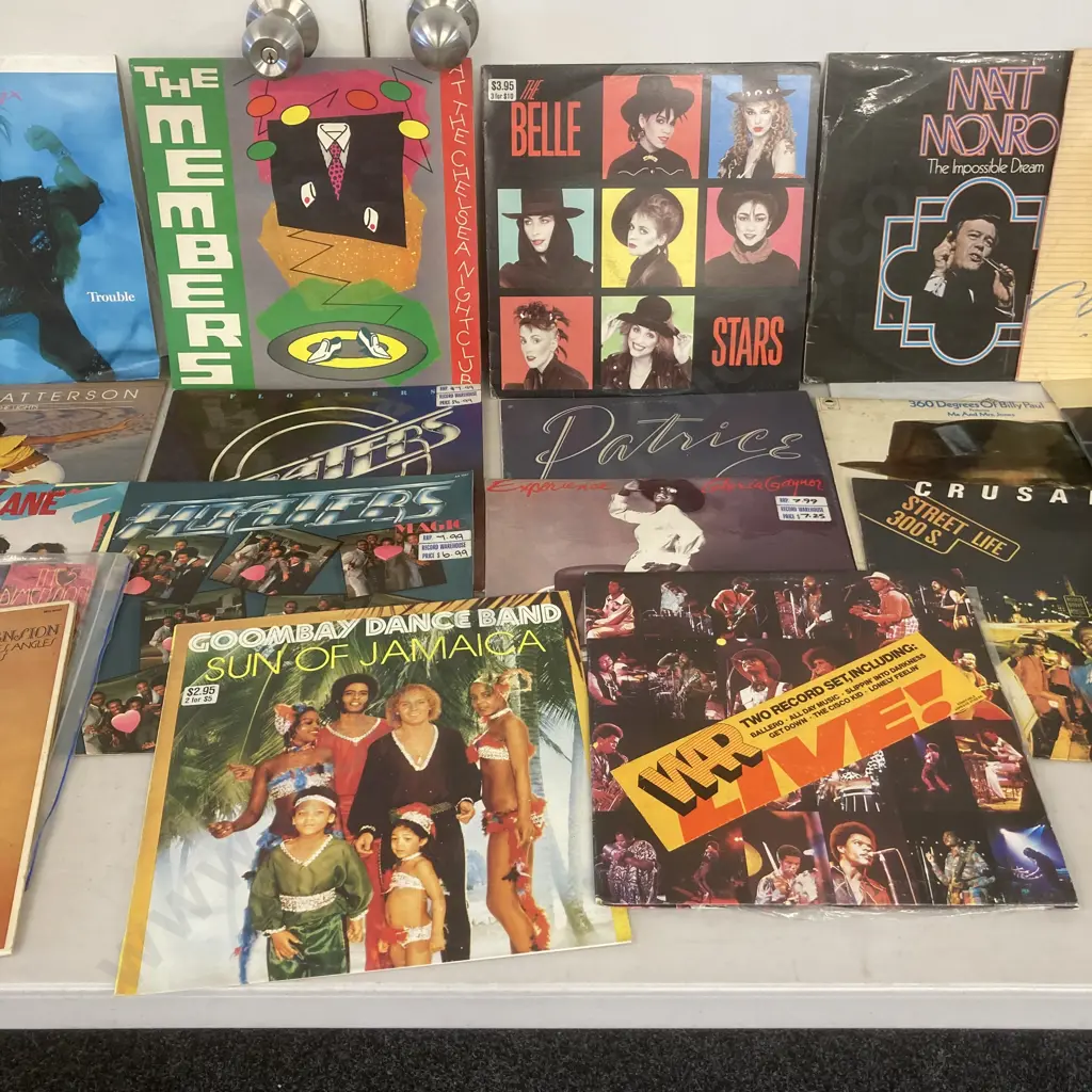 Assorted Vinyl LPs x 24 - Nona Hendrix, George Benson, Floaters, Fifth Dimension, Samantha Fox, The Members Etc Image 1++