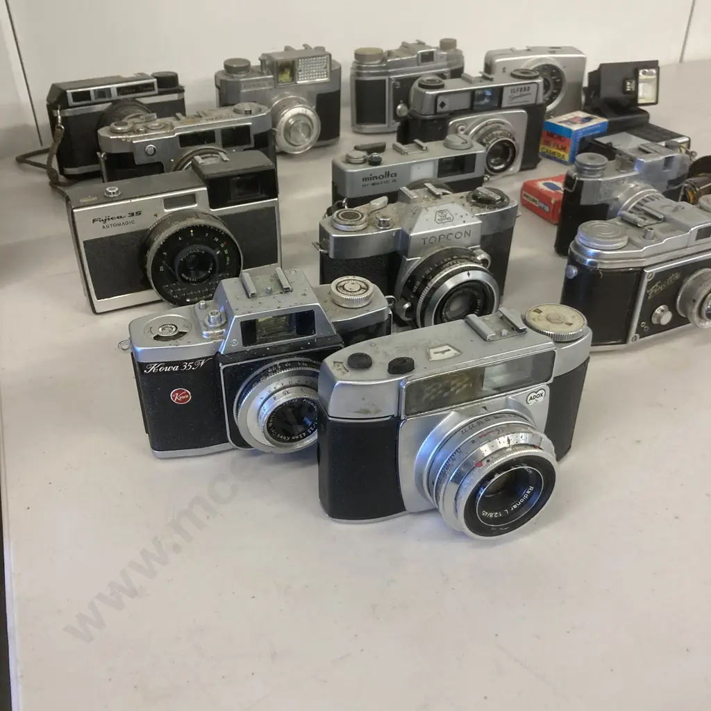 Box Lot Cameras & Camera Items - Assorted German, Japanese & Italian Image 1++