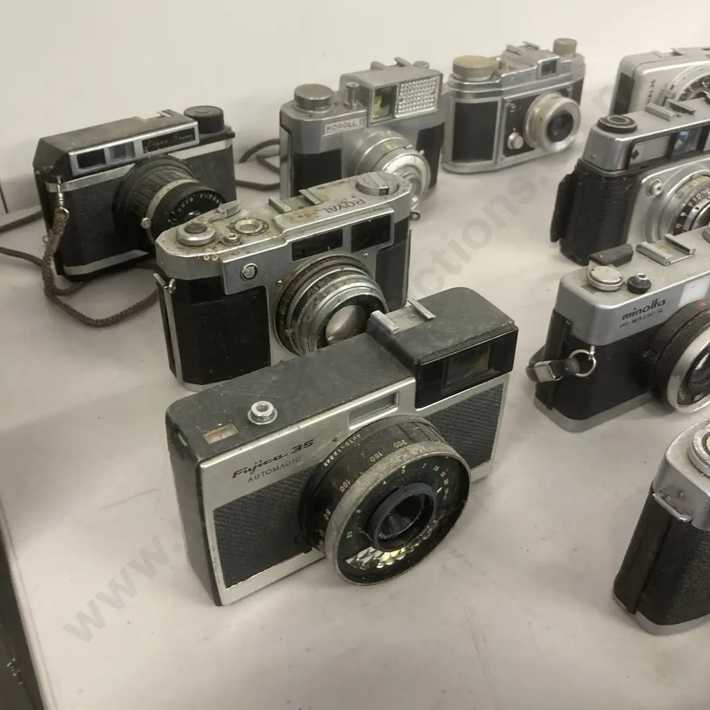 Box Lot Cameras & Camera Items - Assorted German, Japanese & Italian Image 1++