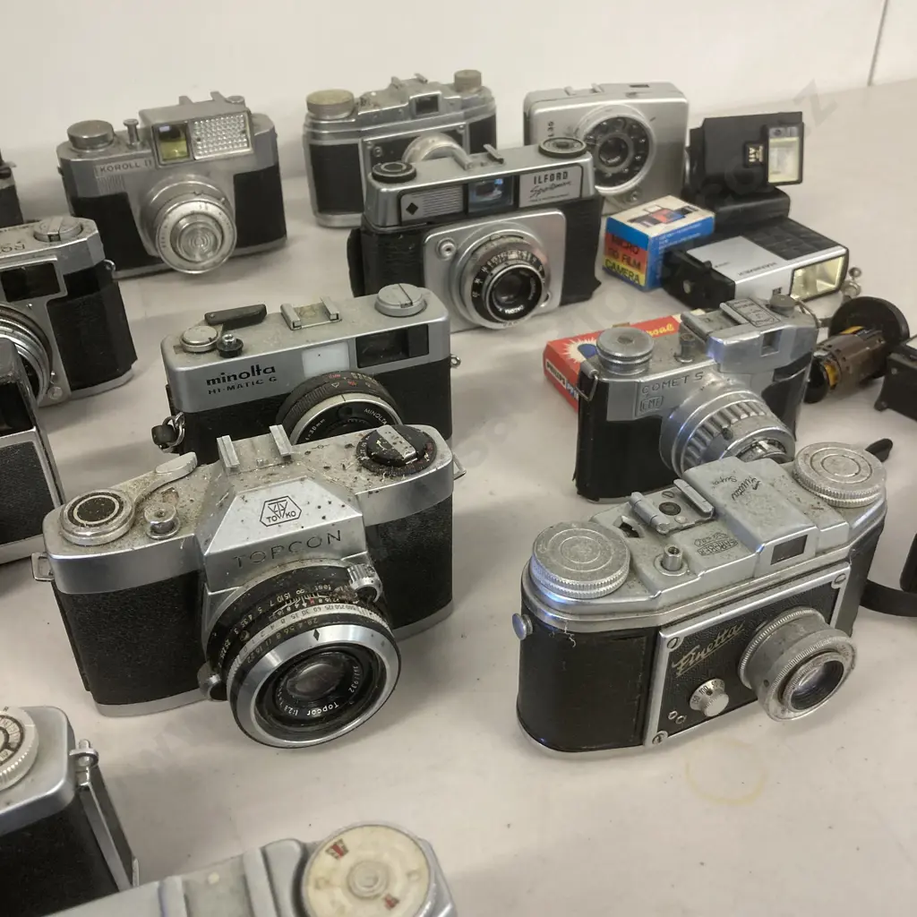 Box Lot Cameras & Camera Items - Assorted German, Japanese & Italian Image 1++