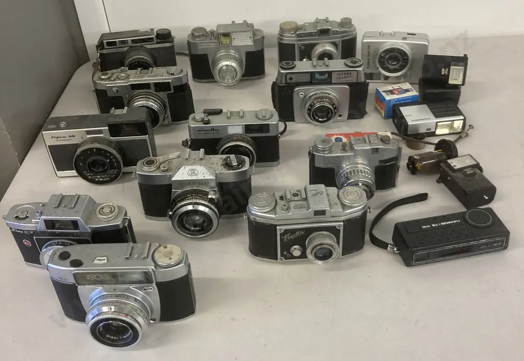 Box Lot Cameras & Camera Items - Assorted German, Japanese & Italian Image 1++