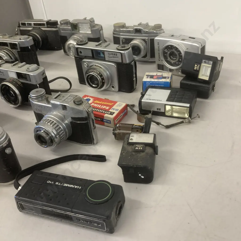 Box Lot Cameras & Camera Items - Assorted German, Japanese & Italian Image 1++
