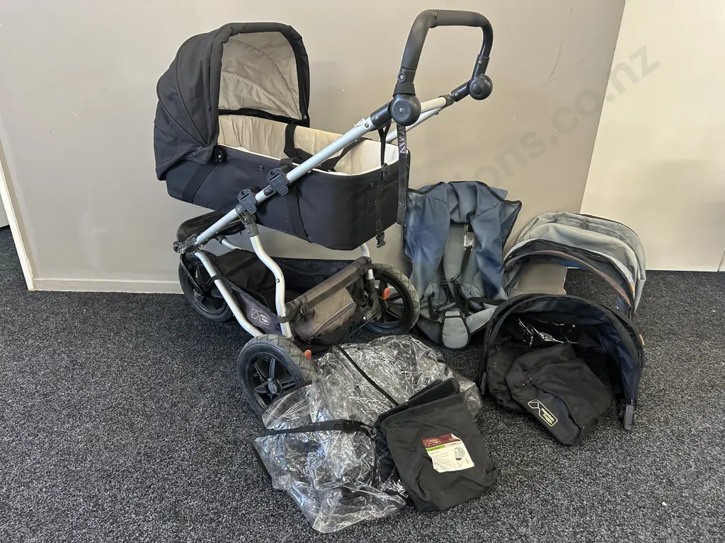 Mountain Buggy Urban Jungle 3 Wheel Pram, Carrycot, Cover & Accessories Image 1++