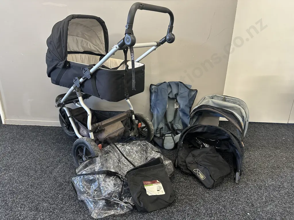 Mountain Buggy Urban Jungle 3 Wheel Pram, Carrycot, Cover & Accessories Image 1++