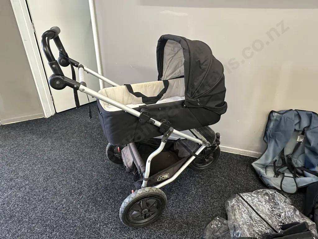 Mountain Buggy Urban Jungle 3 Wheel Pram, Carrycot, Cover & Accessories Image 1++