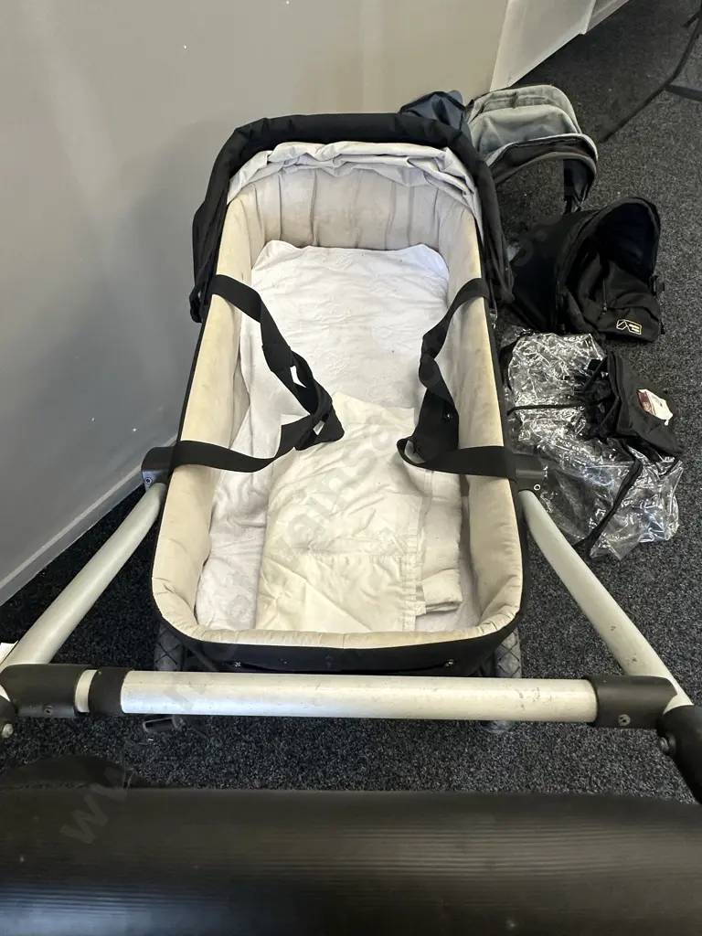 Mountain Buggy Urban Jungle 3 Wheel Pram, Carrycot, Cover & Accessories Image 1++