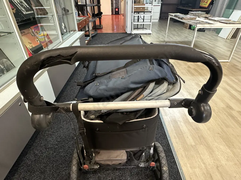 Mountain Buggy Urban Jungle 3 Wheel Pram, Carrycot, Cover & Accessories Image 1++