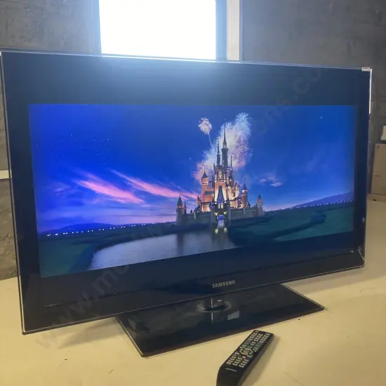 Samsung LA40C550 40" Multi-System LCD TV & Sony Blu-Ray Disc / DVD Player BDP-S5200. With Remote Controls