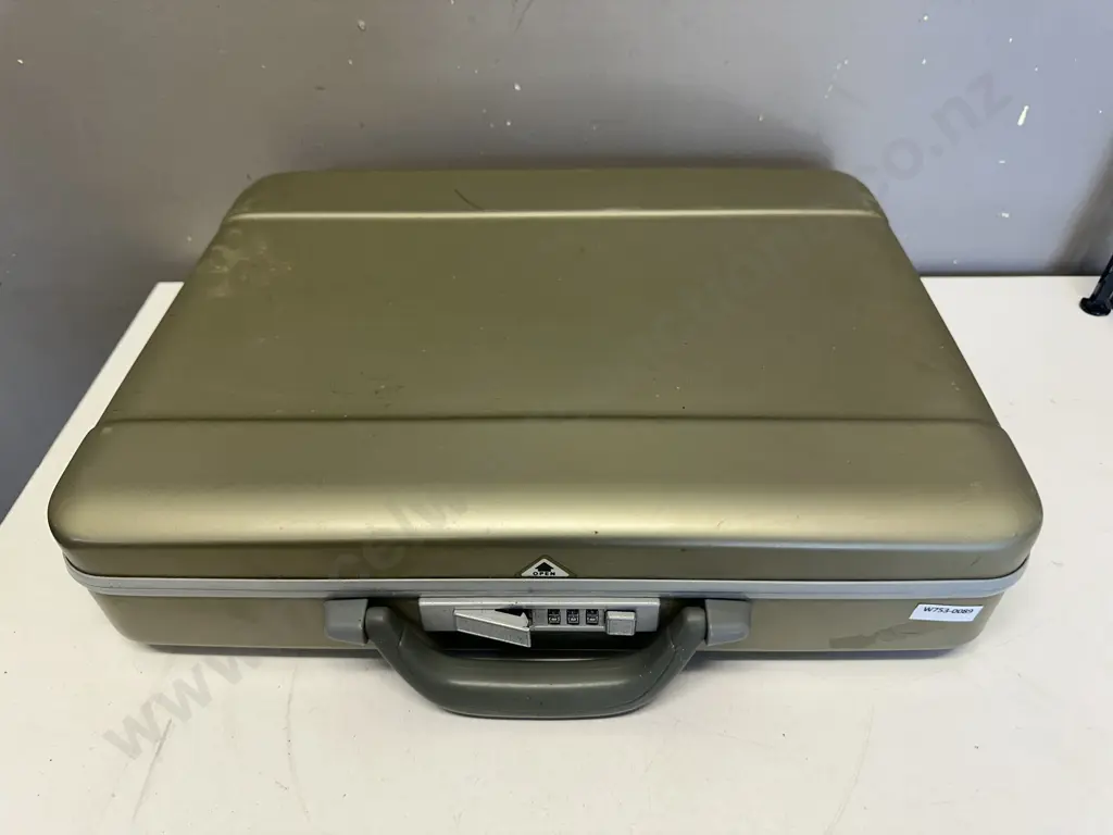 Vintage Hardshell Briefcase With Combination Lock Image 1++