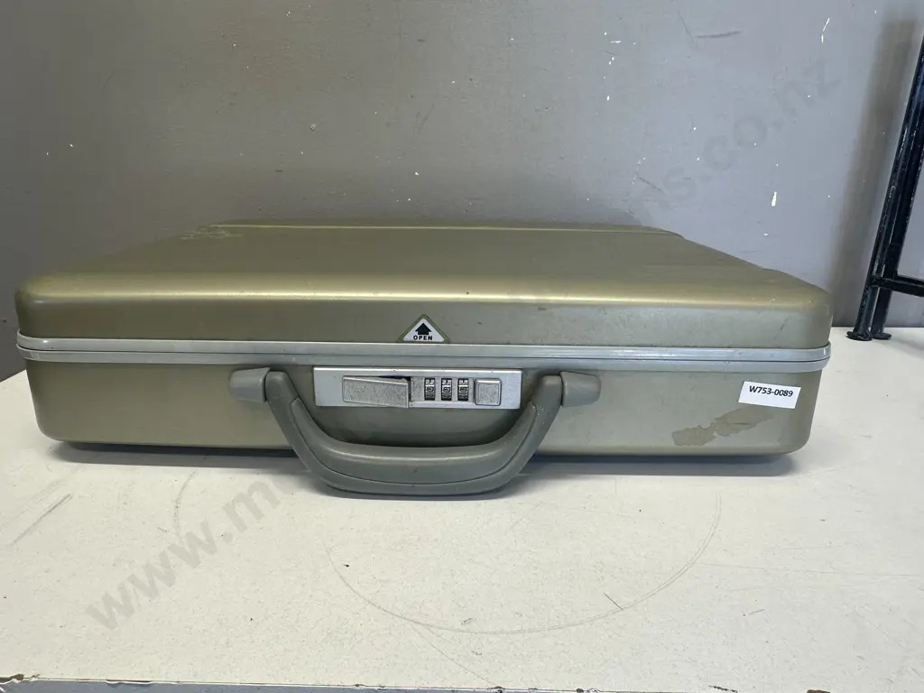 Vintage Hardshell Briefcase With Combination Lock Image 1++