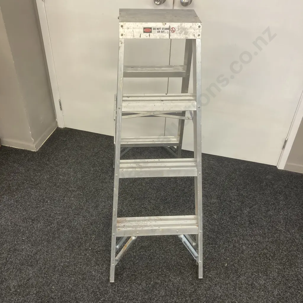 Werner Aluminium Double Sided Stepladder, 1.22m 120Kg Image 1++